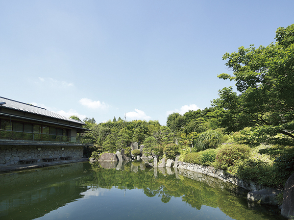 Surrounding environment. Parks and green spaces are dotted, Stage of a quiet residential area spread. Life of "Mejiro" which boasts a pleasant living environment. The property is, Birth in a quiet residential area of ​​moisture rich parks and green areas are scattered around. It is located to close the educational institutions and cultural facilities such as Gakushuin University and Rikkyo University. While enjoying the traffic convenience and urban functions, Living environment for calm there life has spread. (Mejiro garden / A 4-minute walk ・ About 300m)