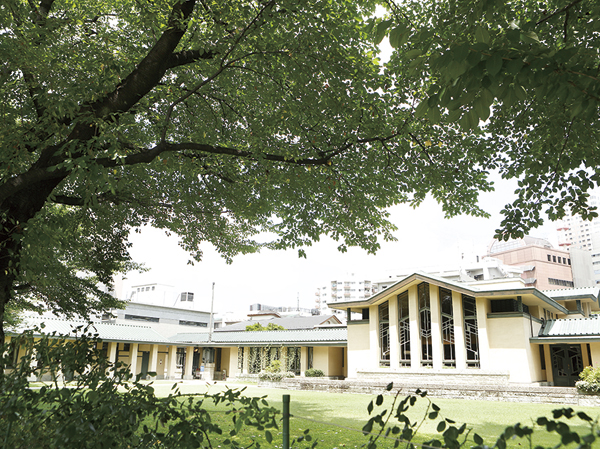 Surrounding environment. Including cultural facilities and historical sites, Dotted with moisture to enjoy the scenery of the four seasons. While a downtown residential area, "Tokyo Metropolitan Art Space" and is close to cultural and historic sites, such as "Jiyu Gakuen tomorrow Museum". Also, Including "Agariyashiki park" in front of the eye, "Nishi-Ikebukuro park", I can appreciate the Japanese garden, such as "Mejiro garden" and "Forest of Mejiro", Moisture rich space are scattered around. (Jiyu Gakuen tomorrow Museum / About 230m ・ A 3-minute walk)