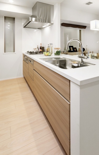 <Face-to-face open kitchen> Full open kitchen living ・ Directing the open space is a dining and an integral. The top plate, Adopt the artificial marble countertops. Dishwasher, etc., It combines the functionality and design, System kitchen.