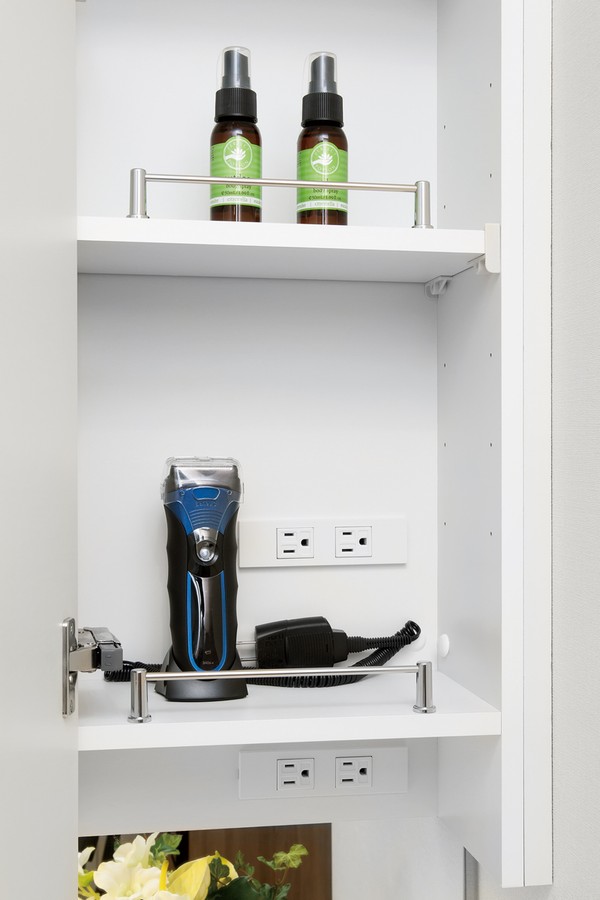 On the back of <washstand storage> three-sided mirror, Of course, cosmetics, Hairdryer, Neat holding small objects such as tissue BOX. Also established the outlet on the shelf of Kagamiura. You can charge in the state that houses the electric shaver.
