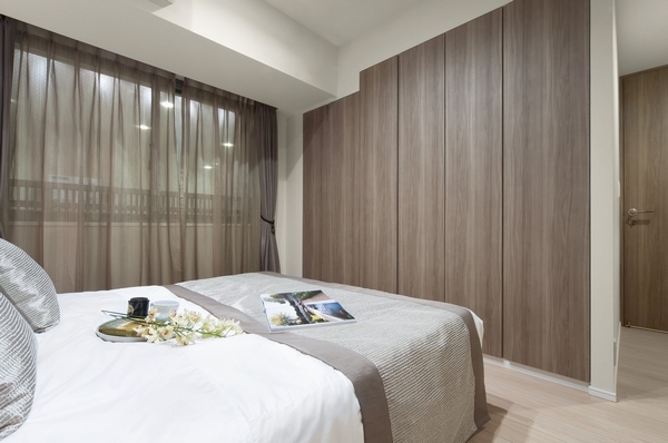 <Western-style (1)> double bed of about 7 tatami size also Western-style to ensure a clear certain size that can be laid (1), Triple set up a closet and service balcony.