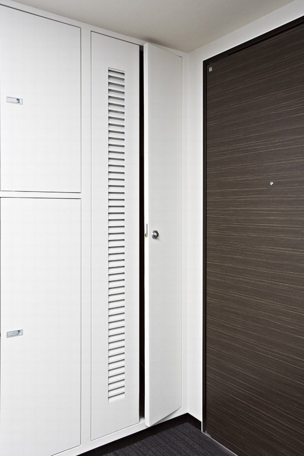 Installing a trunk room of each room dedicated to <trunk room> entrance side alcove. For convenient storage, such as consumer electronics season. Door of the trunk room is, Is decorated with wallpaper Cross will not match the appearance of the inner corridor hotel like.