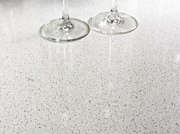 Kitchen.  [Kitchen top plate] Kitchen top plate adopts artificial marble using the quartz 93% (Hahn Stone). It has a natural texture close to the natural stone, Durable, For lower water-absorbent, Maintenance is easy.