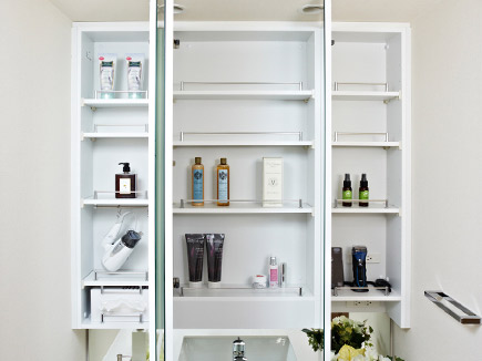 Bathing-wash room.  [Tokyu Land original three-sided mirror vanity] All mansion, Established the original vanity Tokyu Land Corporation. The back of the three mirror, Convenient storage space and dryer hook to organize the bits and pieces were items such as cosmetics, We have prepared a tissue box space.