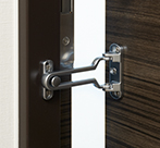 earthquake ・ Disaster-prevention measures.  [Seismic Door Guard] By increasing the width between the arms, Door by the earthquake while ensuring the security of ・ To follow the deformation of the frame, It was conscious Door Guard operation at the time of earthquake. (Same specifications)