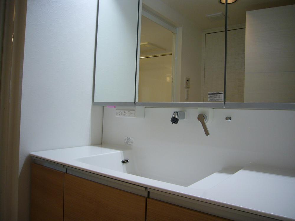 Wash basin, toilet. Indoor (12 May 2013) Shooting