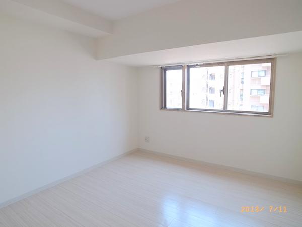 Non-living room. The apartment is a reference photograph.