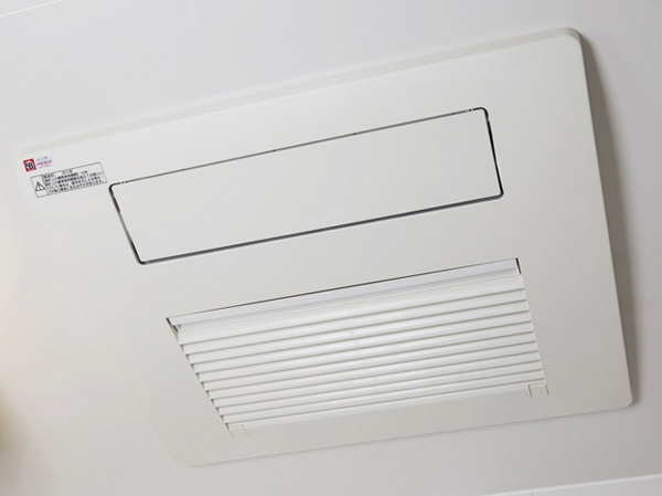 Bathing-wash room.  [TES-type bathroom heater dryer] The drying of laundry on the day of rain, Winter is active in the pre-heating.