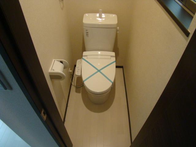 Toilet. Indoor (11 May 2013) Shooting