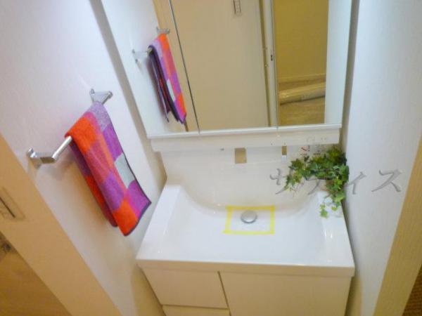Wash basin, toilet