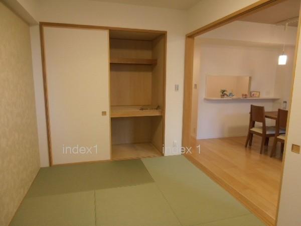 Non-living room. Living next to the something useful Japanese-style room