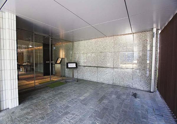 Entrance. Common areas