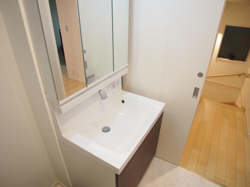 Wash basin, toilet. Indoor (12 May 2013) Shooting