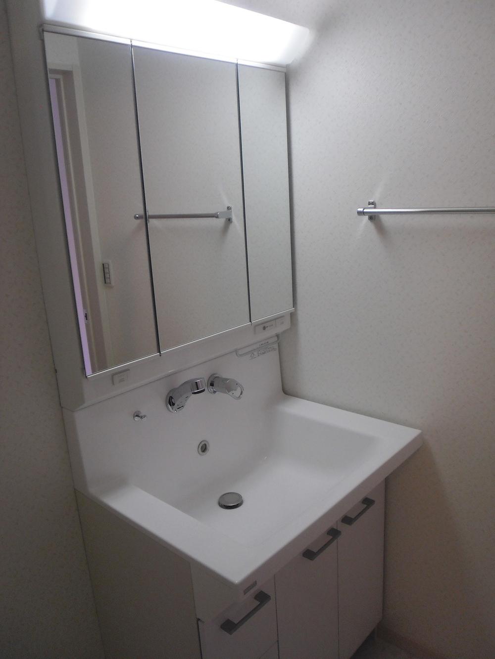 Wash basin, toilet. Indoor (12 May 2013) Shooting