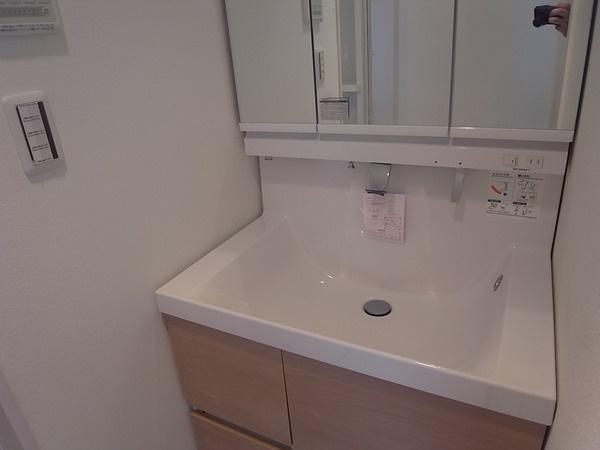 Wash basin, toilet. Indoor (July 2013) Shooting