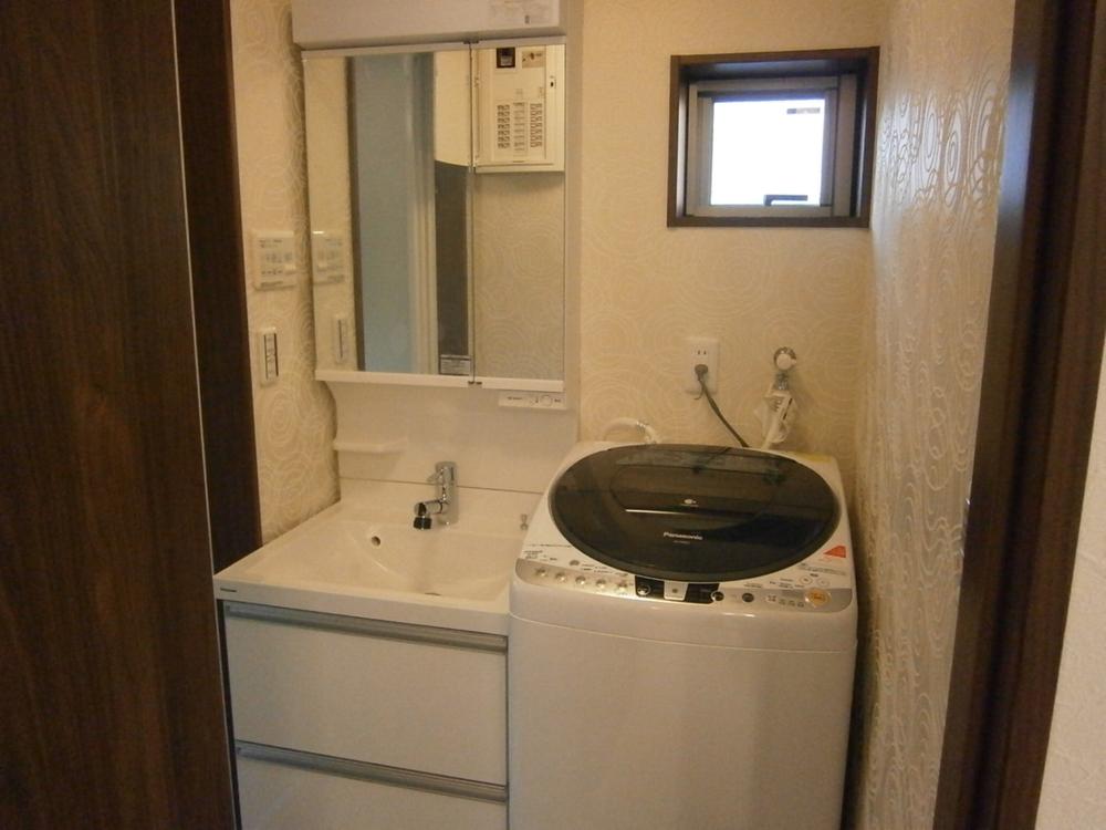 Wash basin, toilet. Indoor (12 May 2013) Shooting