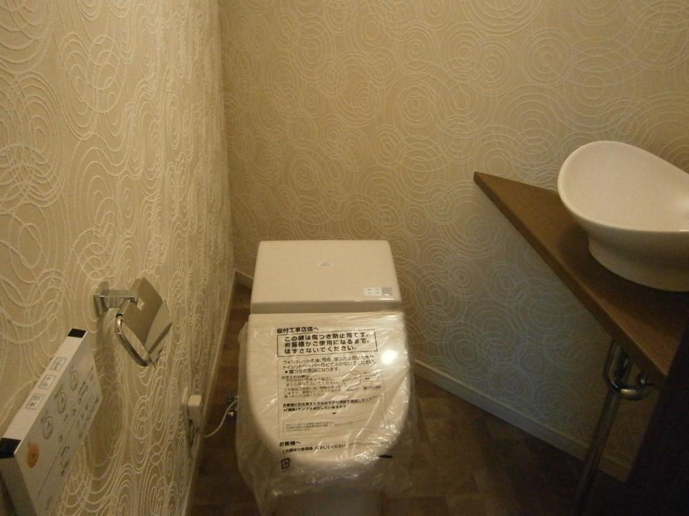 Toilet. Indoor (12 May 2013) Shooting