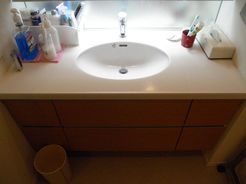 Wash basin, toilet. Indoor (12 May 2013) Shooting