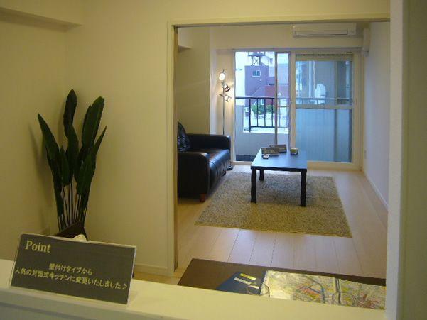 Living. The spacious about 13 tatami mats of space if Tsunagere and Western-style 2