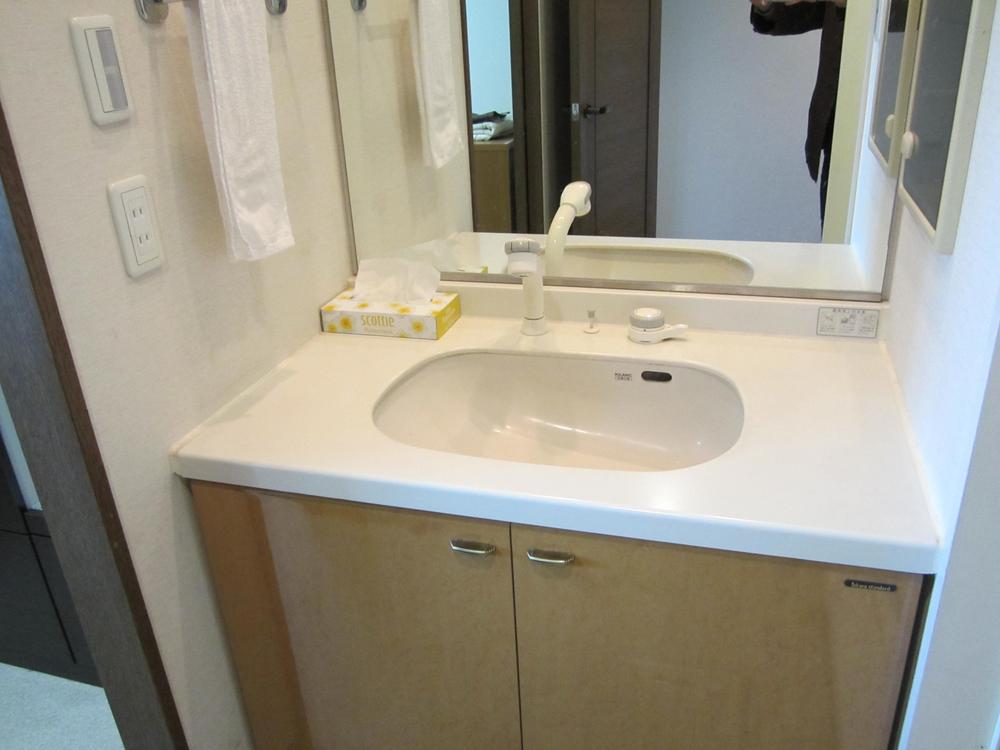 Wash basin, toilet. Indoor (11 May 2013) Shooting