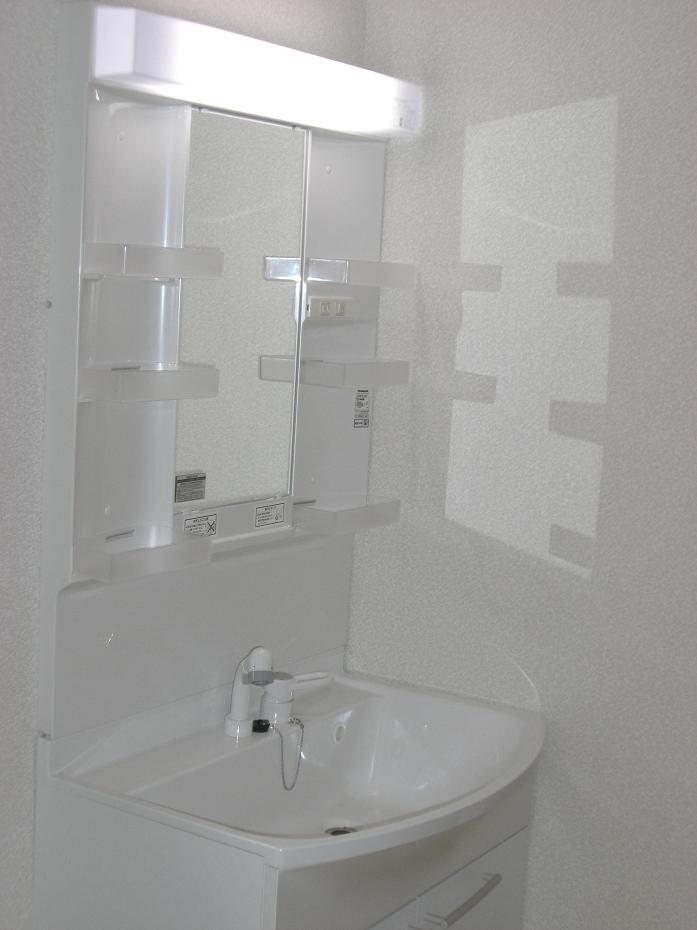 Wash basin, toilet. Room (August 2013) Shooting