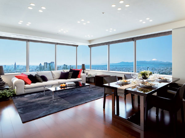 Living.  [living ・ dining] A feeling of opening living ・ dining. Twinkling sparkle like a jewel, View of downtown Tokyo. Yet overwhelming, Is the living space of calm filled with tranquility. (Vista about than local 80m ・ A height of about 240m equivalent than shooting (November 2009) was a photo in also was synthesized, In fact a slightly different) ※ In the apartment gallery, living ・ Dining facilities can be confirmed. (The room is different from the one of this sale)