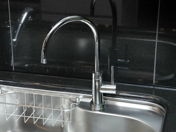 Kitchen.  [Built-in water purifier] To more accentuate the taste of dishes, It was equipped with a built-in water filter that can be used at any time delicious and secure your water. (Same specifications / Exclusive ・ Exclusive Suite only. Comfort ・ Luxury specification will be faucet integrated water purifier)