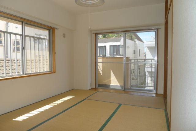 Living and room. It is a corner room