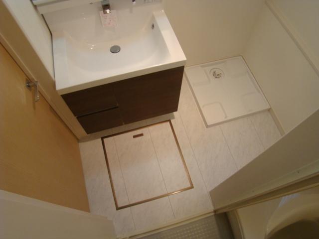 Wash basin, toilet. Indoor (10 May 2013) Shooting