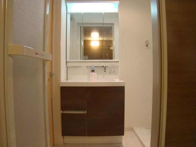 Wash basin, toilet. Indoor (10 May 2013) Shooting