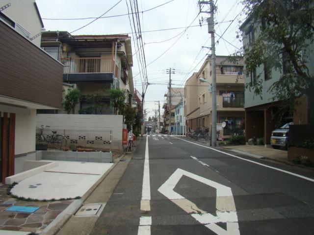 Local photos, including front road. Local (10 May 2013) Shooting