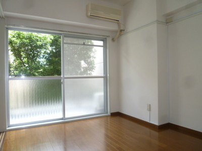 Living and room. Western-style 4.5 Pledge (reference photograph of another in Room)