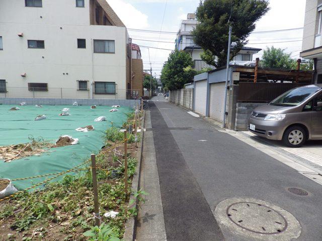 Local photos, including front road. It is a local photo that includes a front same