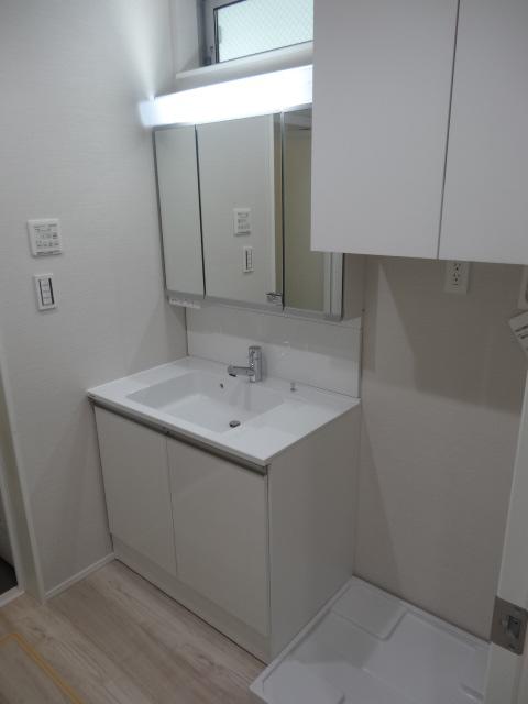 Wash basin, toilet. Room (August 2013) Shooting