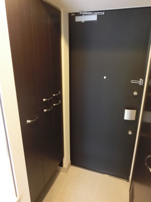 Entrance. Thor type of shoes BOX