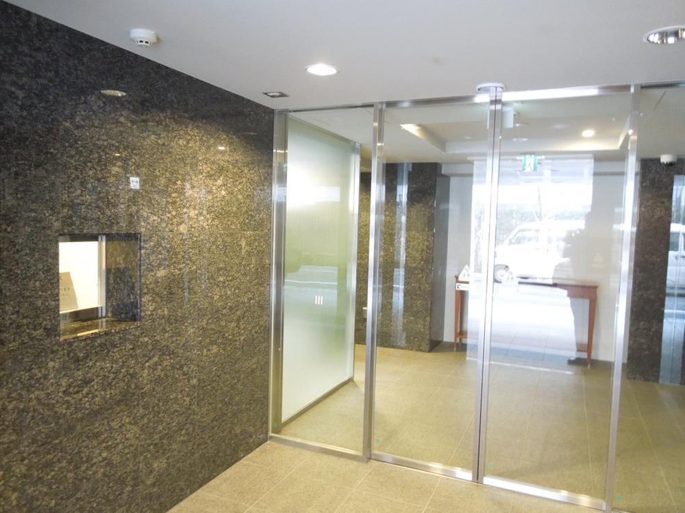 Entrance. Common areas