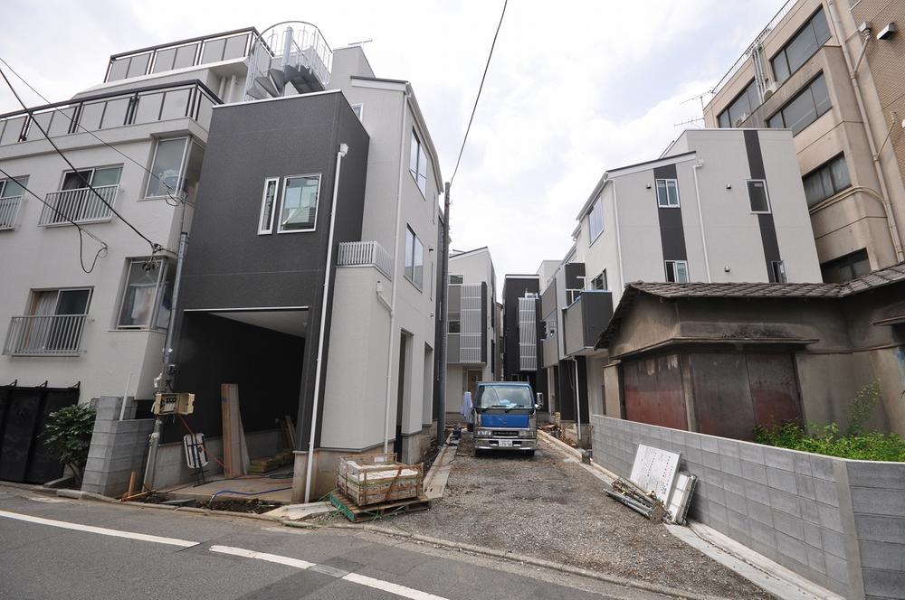 Local photos, including front road. Local (08 May 2013) Shooting