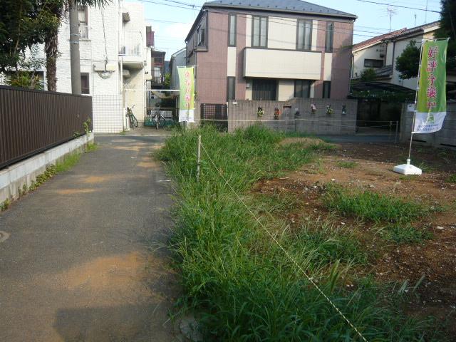 Local photos, including front road. December scheduled for completion. It is possible your move before the end of the year.