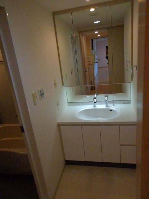 Wash basin, toilet