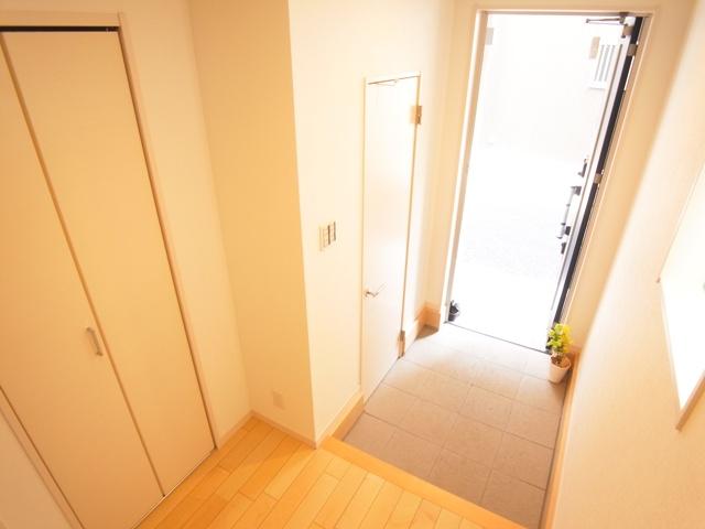 Entrance. Shoes-in closet with a certain space entrance space 2013 / 10 shooting