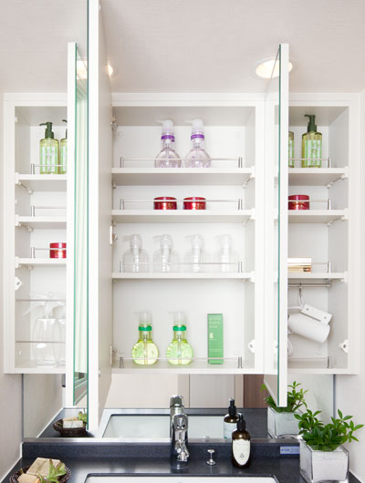 Bathing-wash room.  [Three-sided mirror type basin (back storage)] All storage space back of Kagamitobira is. Tissue box space and dryer hook is attached.