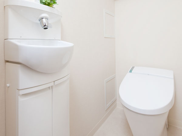 Bathing-wash room.  [Tankless toilet ・ Wash-basin] Adopt a beautiful tankless toilet to look. Also, Porcelain wash-basin also comes standard with.