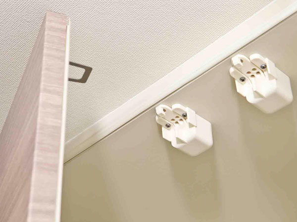 earthquake ・ Disaster-prevention measures.  [Seismic latch] The hanging cupboard in the kitchen, It has established a door opening and closing prevention mechanism to mitigate the secondary disasters caused by jumping out of the dishes when the earthquake occurs.