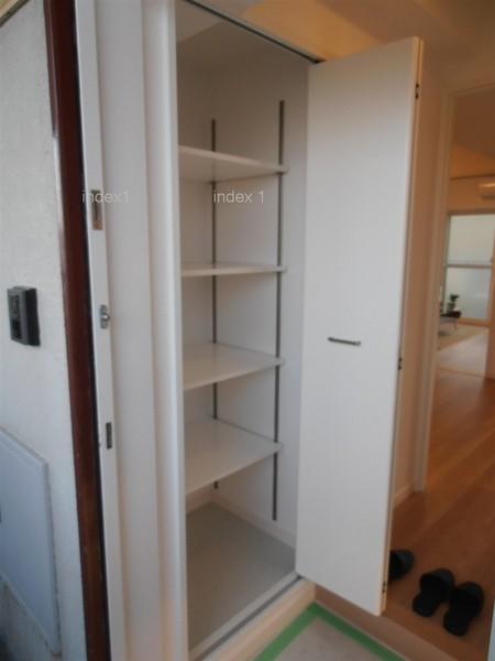 Receipt. Entrance storage also enter plenty of depth there luggage ☆