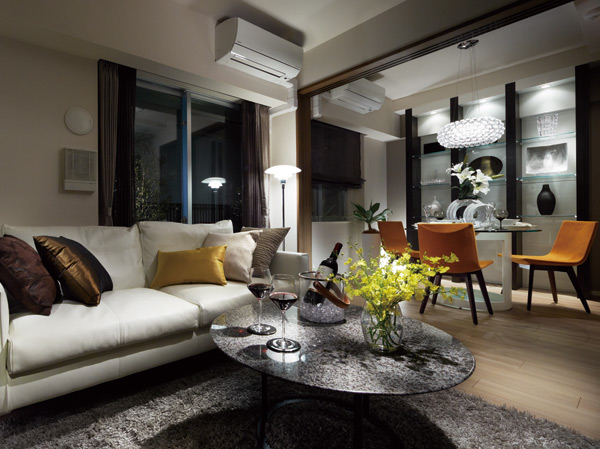 Living.  [living ・ dining] Natural wide flooring and glass of the slit of texture impressive joinery etc., Stuck in space development that feel the quality is also in the simplicity.