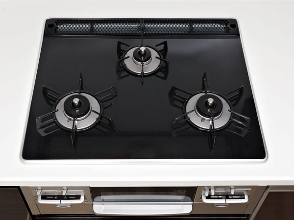 Kitchen.  [Two short beeps and a stove] Adopt a "beep and a stove," equipped with a variety of safety equipment function. The top plate is finishing strong and care is likely to G clearcoat.