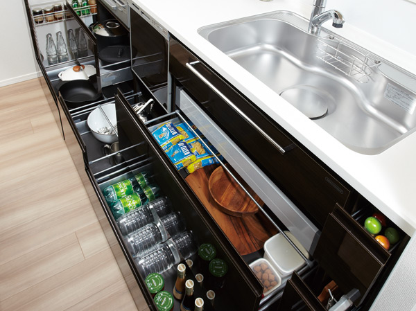 Kitchen.  [Slide storage] Feature enhancement to the more comfortable the kitchen work. It has also adopted the take-out easy to slide housed thing back.