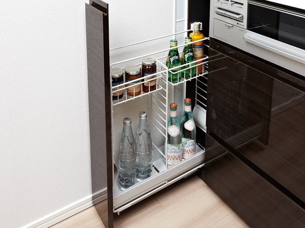 Kitchen.  [Gas stove next to cabinet] The sliding of the cabinet provided in the gas stove horizontally, Also fit and clean, such as tall bottle class.