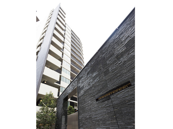 Features of the building.  [Finished appearance photo] Shine around the cityscape, Stylish appearance. In the beautiful contrast of black and white, Appearance of the glass fence shine of soft impression. Modern, stylish building, While drawing the streets and pleasant harmony of the surrounding, Masu Yuki deepen the joy of the people live.