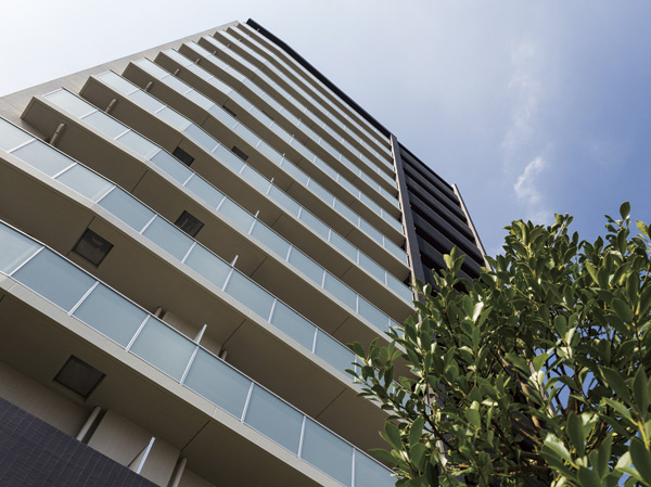 Buildings and facilities. Shine around the cityscape, Stylish appearance. In the beautiful contrast of black and white, Appearance of the glass fence shine of soft impression. Modern, stylish building, While drawing the periphery of the city and a pleasant harmony, Masu Yuki deepen the joy of the people live. (Exterior photos)